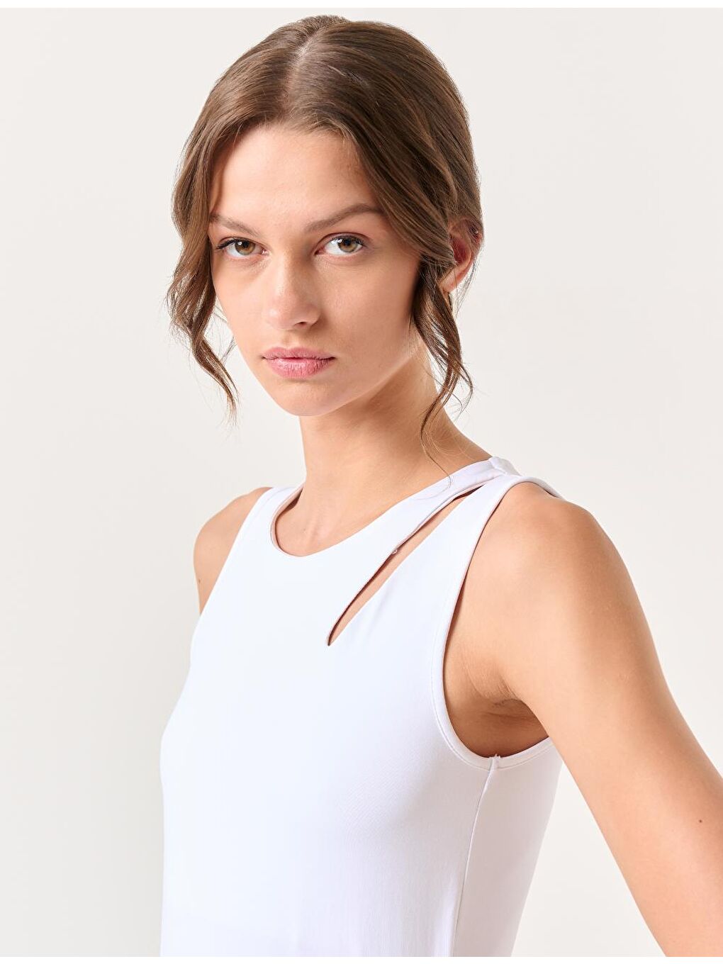 Beyaz Dar Kesim Kolsuz Bisiklet Yaka Örme Atlet-1