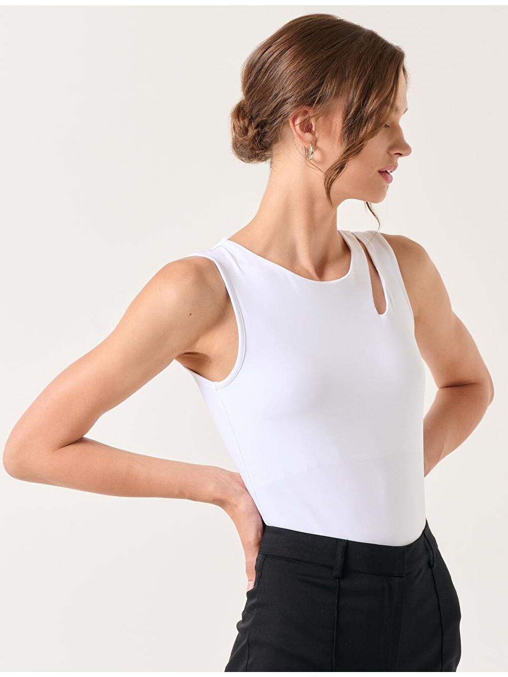 Beyaz Dar Kesim Kolsuz Bisiklet Yaka Örme Atlet-2