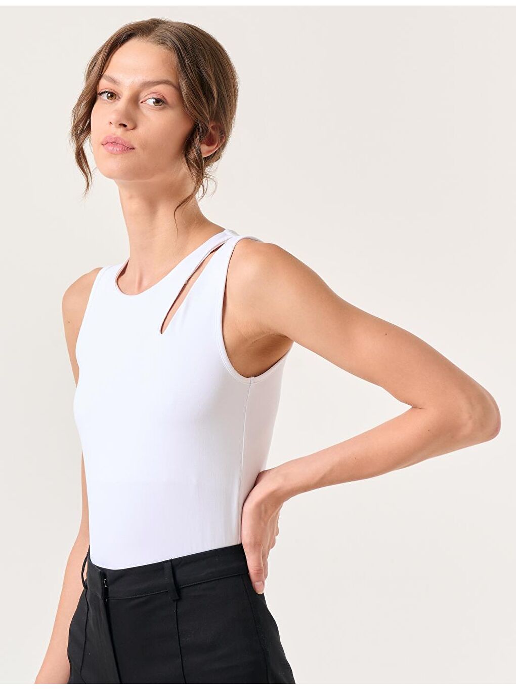 Beyaz Dar Kesim Kolsuz Bisiklet Yaka Örme Atlet-3