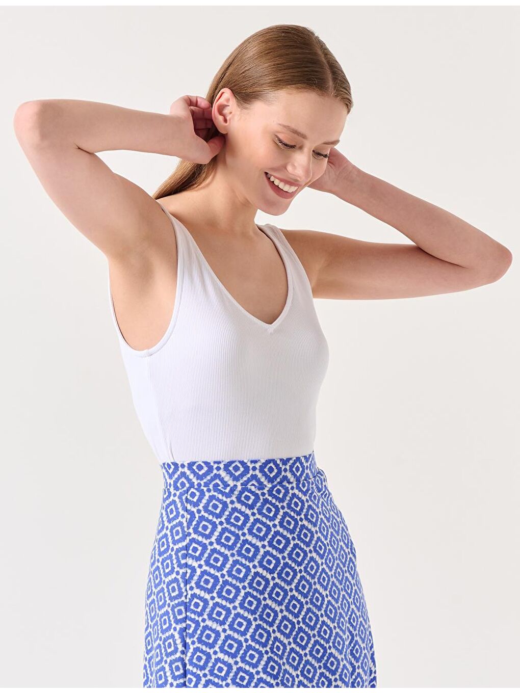 Beyaz V Yaka Kolsuz Basic Atlet-2