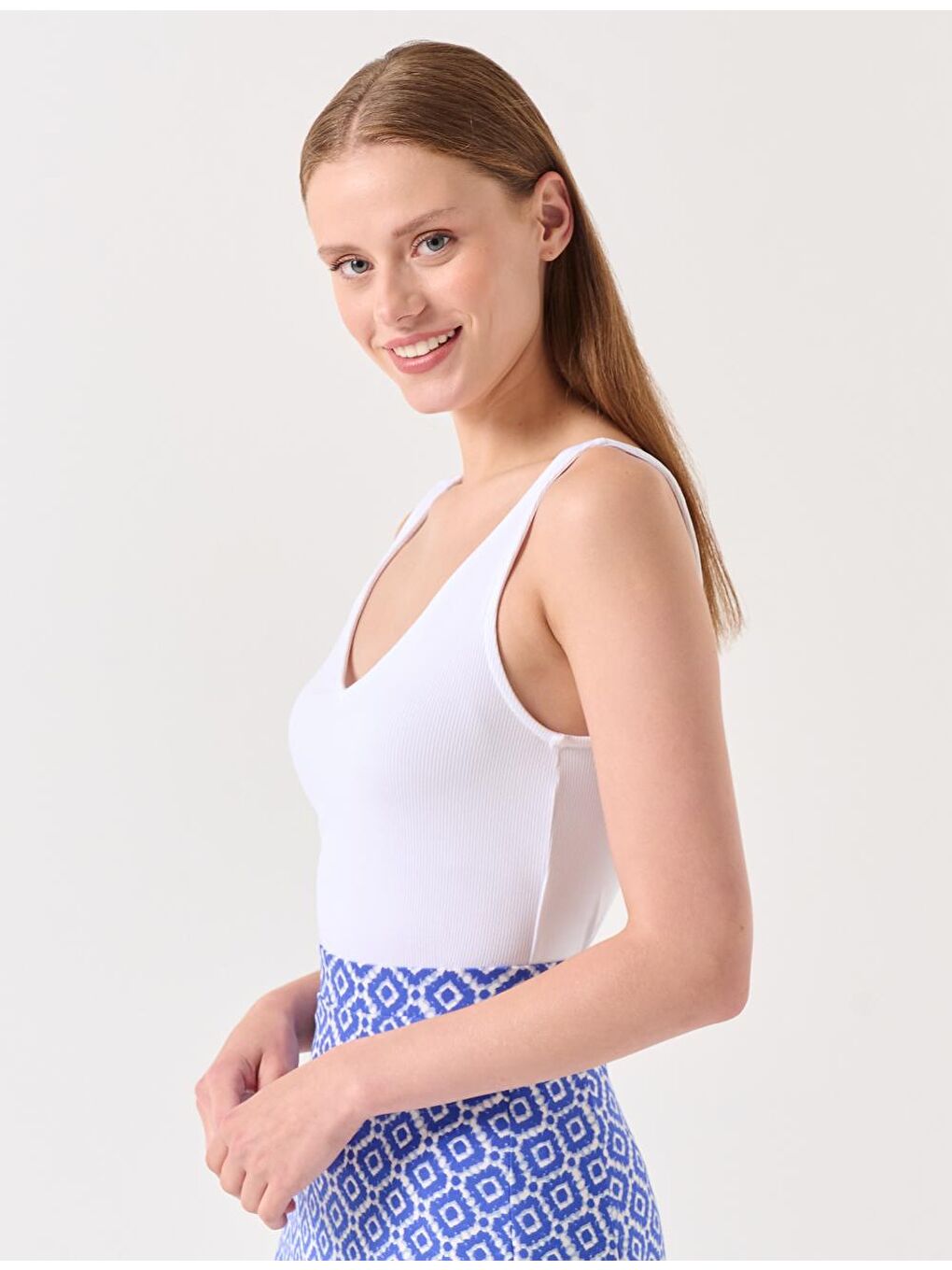 Beyaz V Yaka Kolsuz Basic Atlet-3