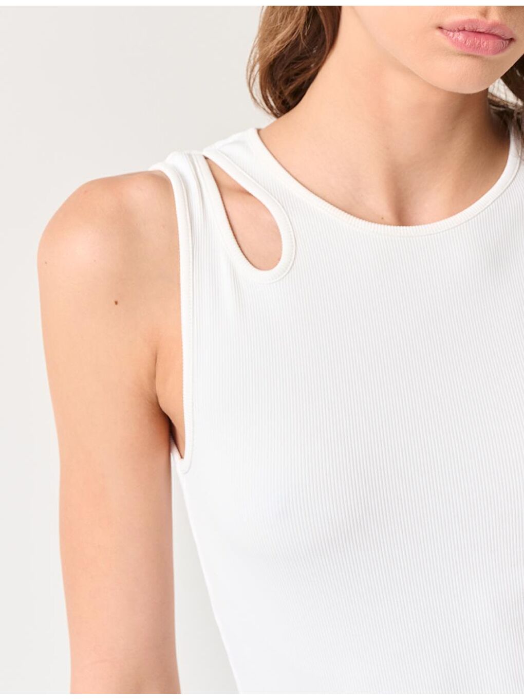 Beyaz Dar Kesim Bisiklet Yaka Kolsuz Örme Atlet-1