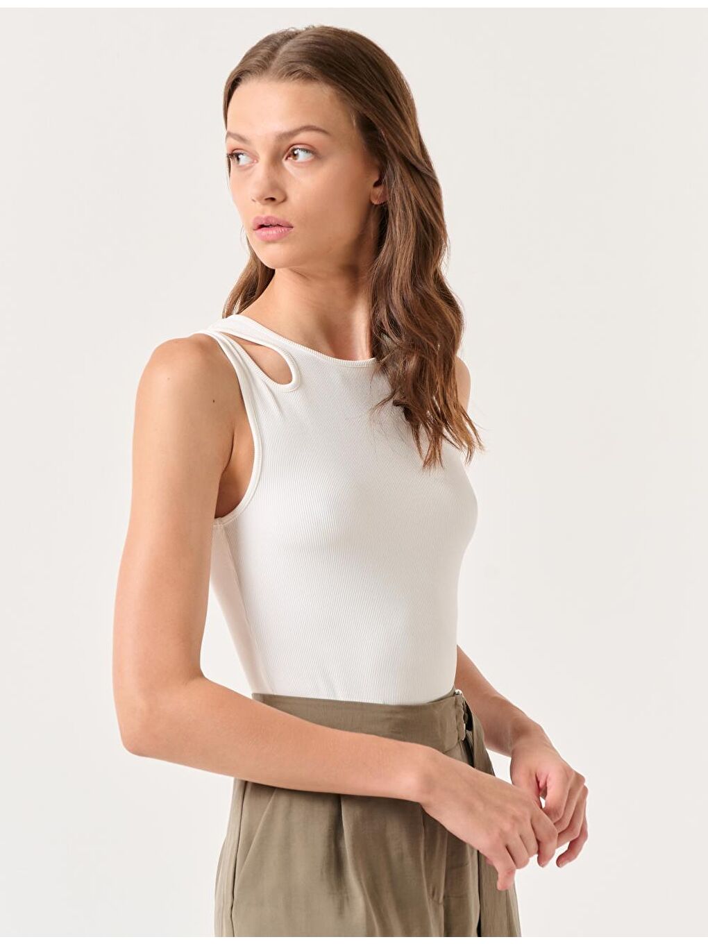 Beyaz Dar Kesim Bisiklet Yaka Kolsuz Örme Atlet-2