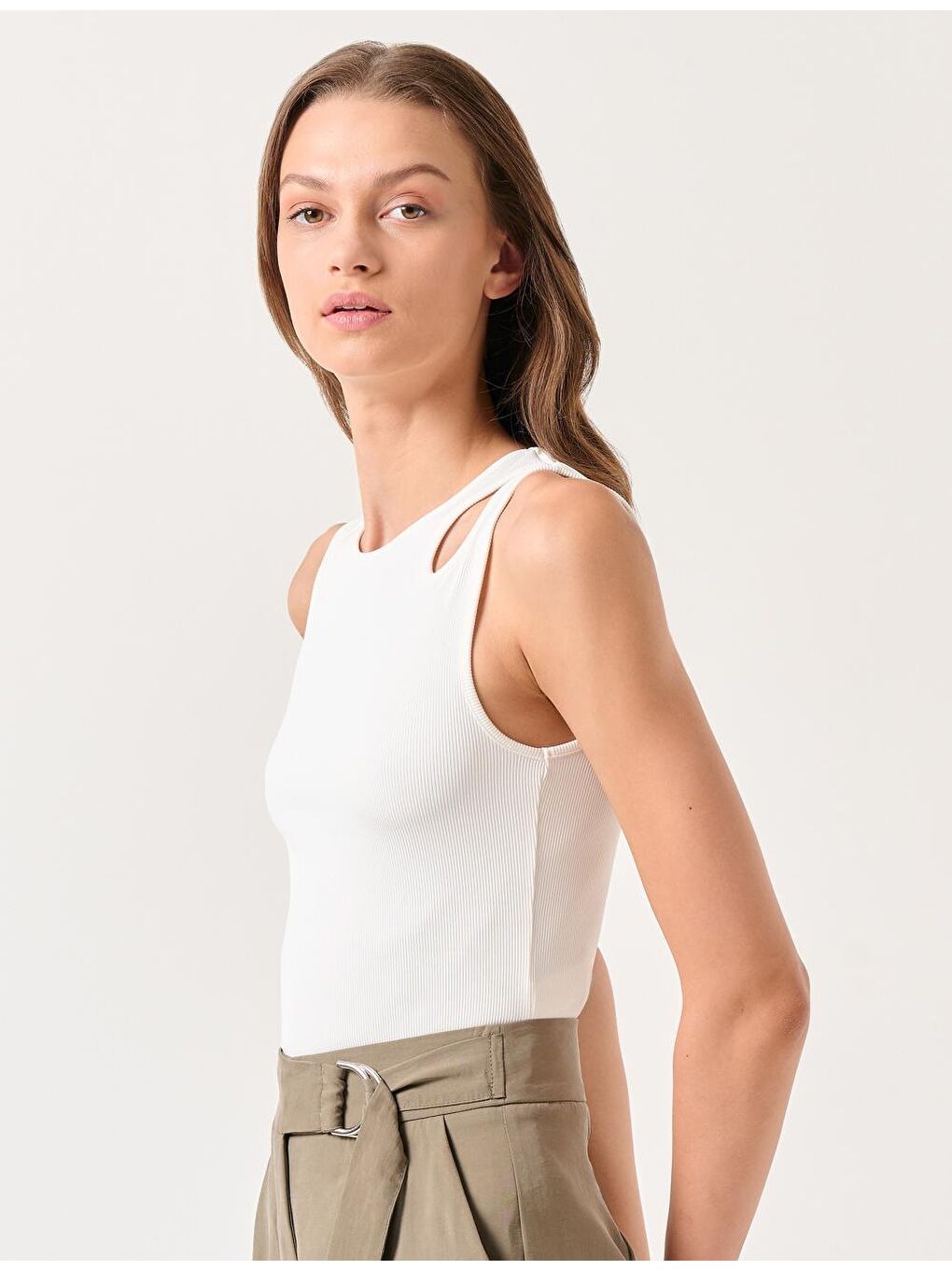 Beyaz Dar Kesim Bisiklet Yaka Kolsuz Örme Atlet-3