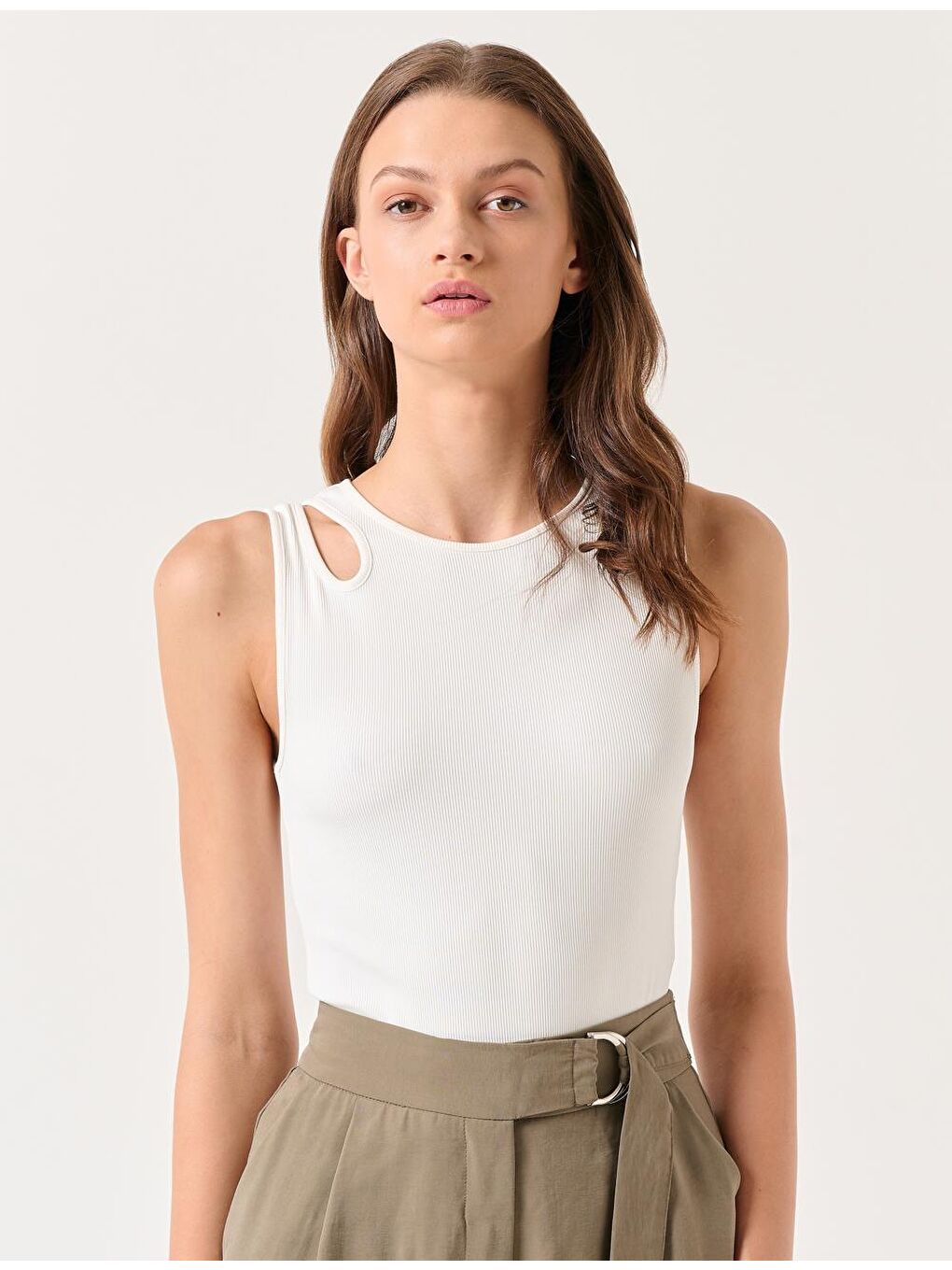 Beyaz Dar Kesim Bisiklet Yaka Kolsuz Örme Atlet-4