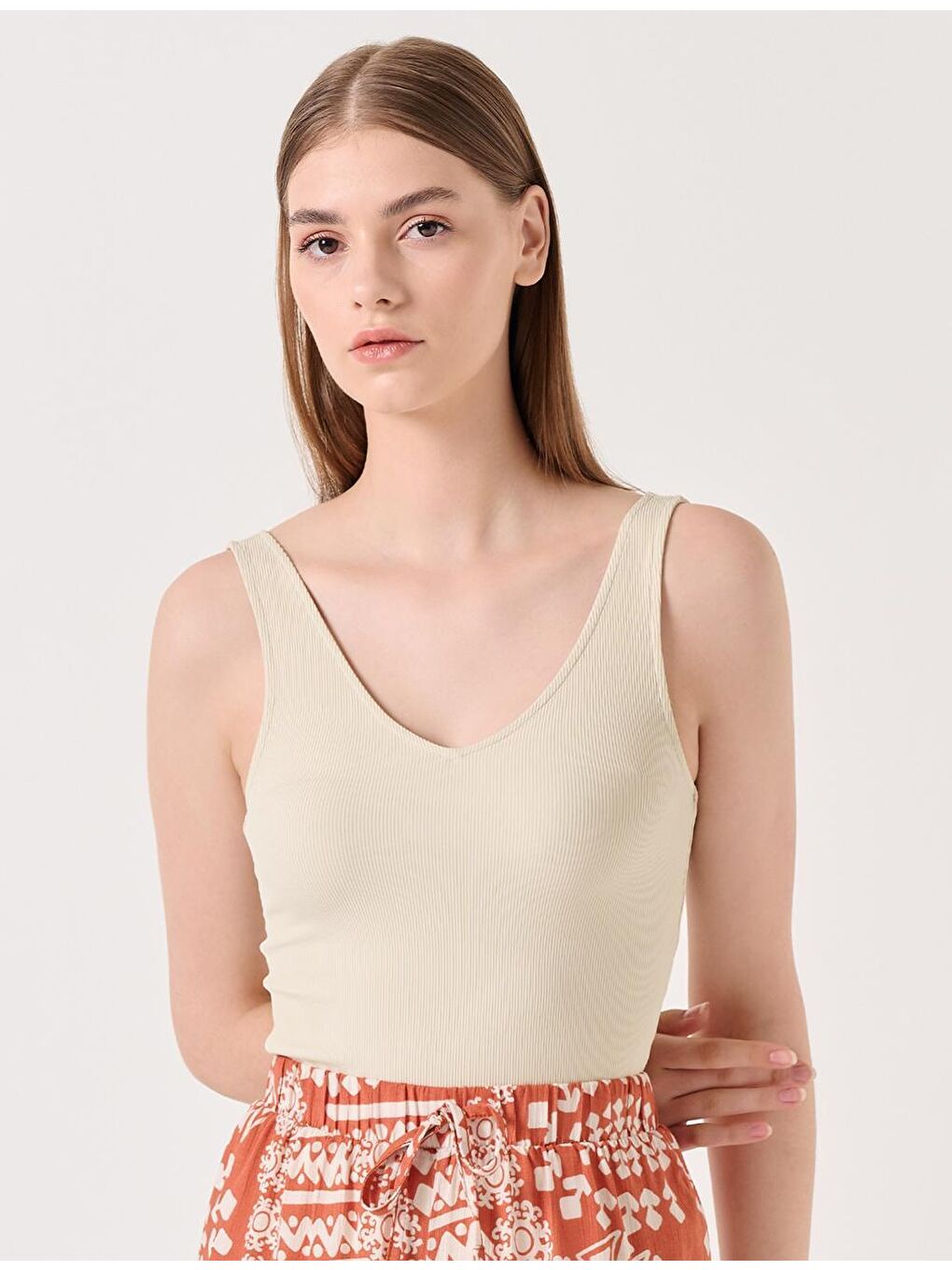 Bej Taş Dar Kesim V Yaka Kolsuz Örme Atlet