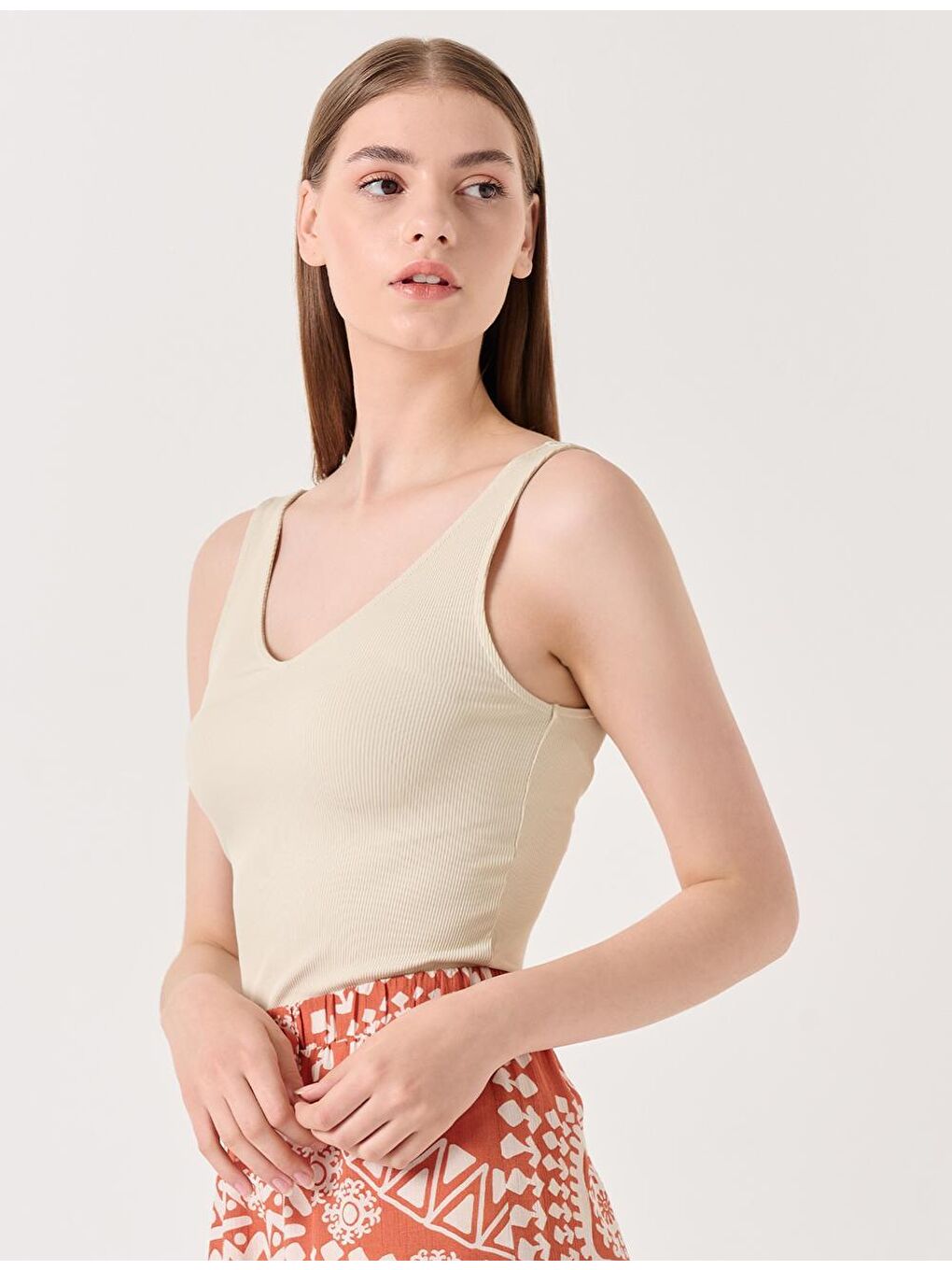 Bej Taş Dar Kesim V Yaka Kolsuz Örme Atlet-1