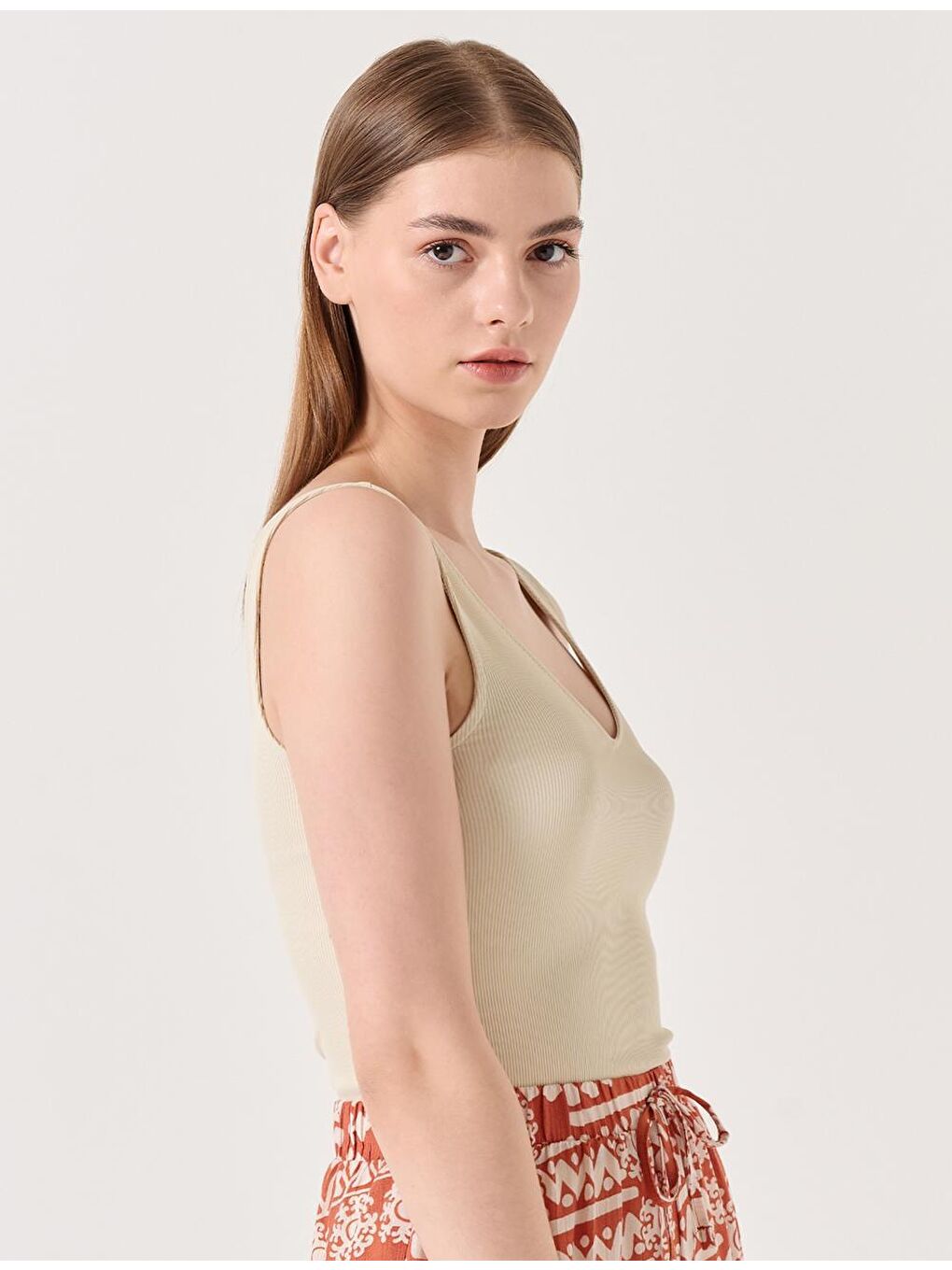 Bej Taş Dar Kesim V Yaka Kolsuz Örme Atlet-2