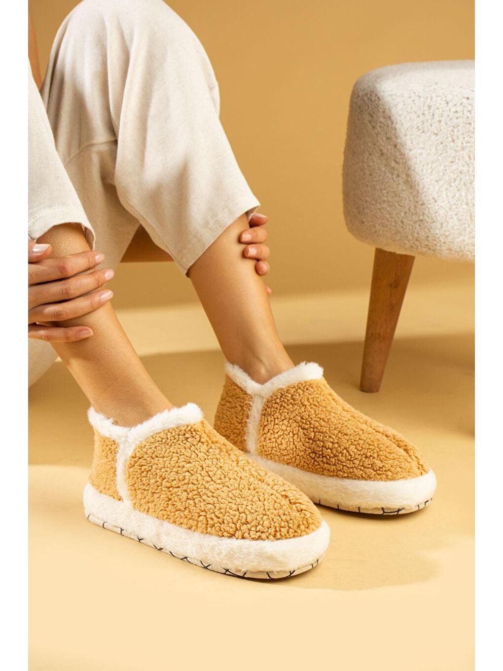 Bej Kaymaz Kalın Taban Rahat Kalıp Pelüş Kadın Ev Botu P01-33-23-2