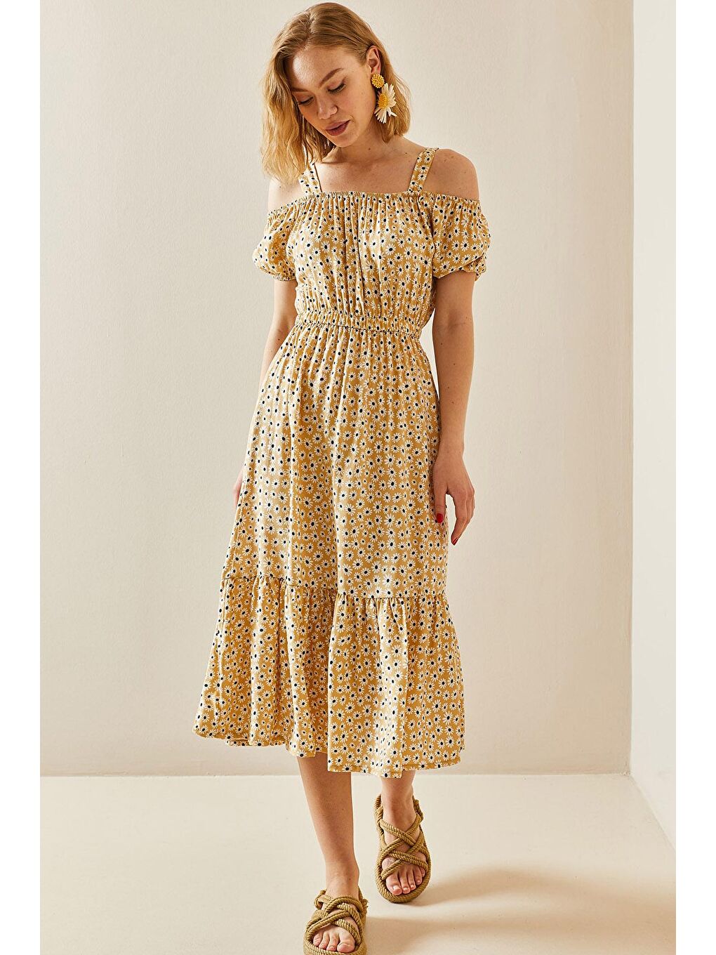 Bej Çiçek Desenli Düşük Omuzlu Elbise 3YXK6-47311-25-4