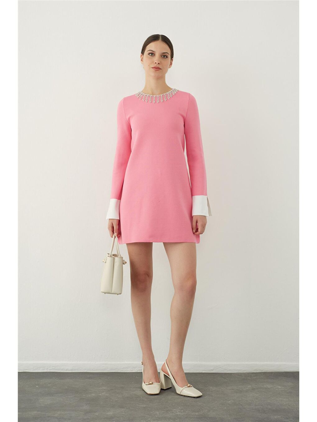 Pembe-Ekru Kolye Detaylı Mini Triko Elbise