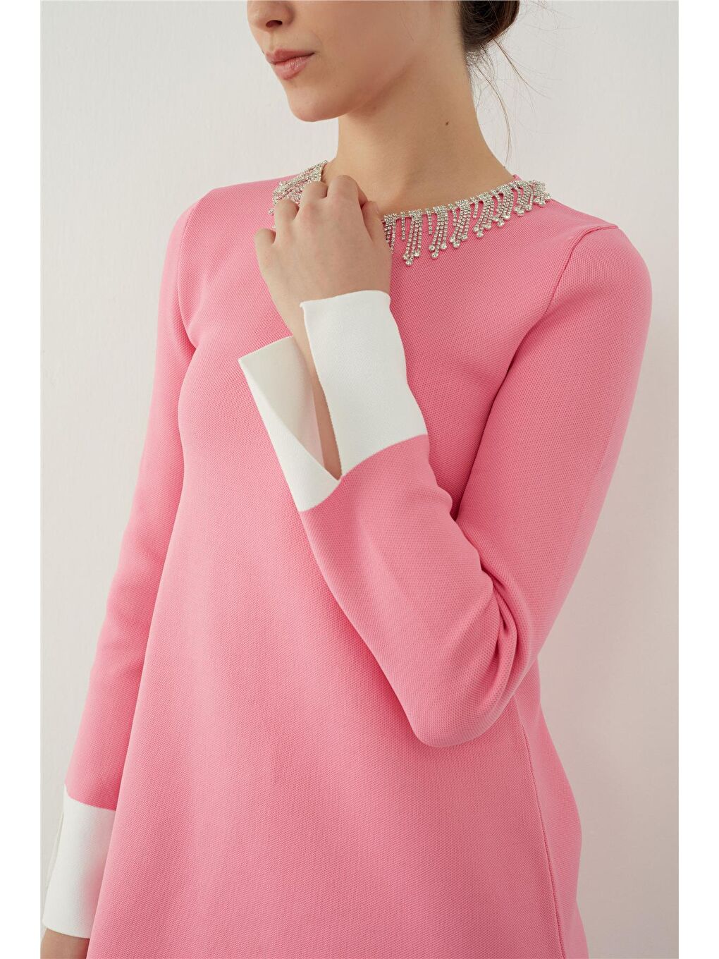 Pembe-Ekru Kolye Detaylı Mini Triko Elbise-1