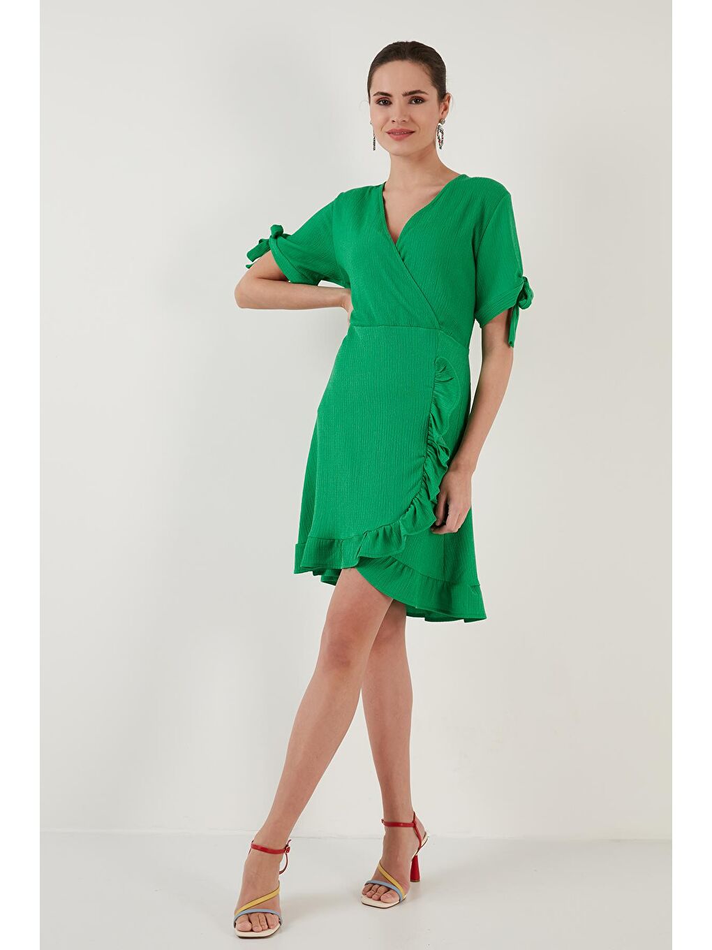 Yeşil Fırfırlı Kruvaze Yaka Kısa Kollu Krinkıl Esnek Elbise 5865016-2