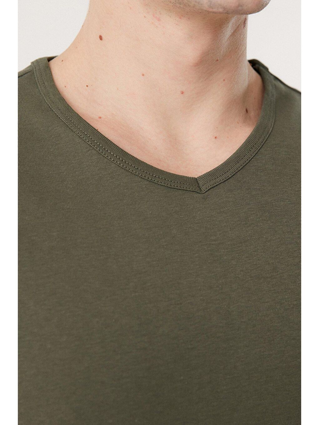 Haki V Yaka Basic Tişört-3