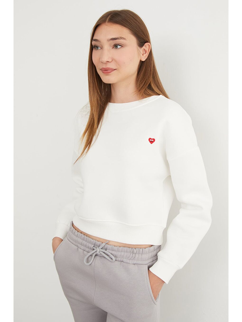Ekru 3 İplik Kalp Nakışlı Bisiklet Yaka Sweatshirt-2
