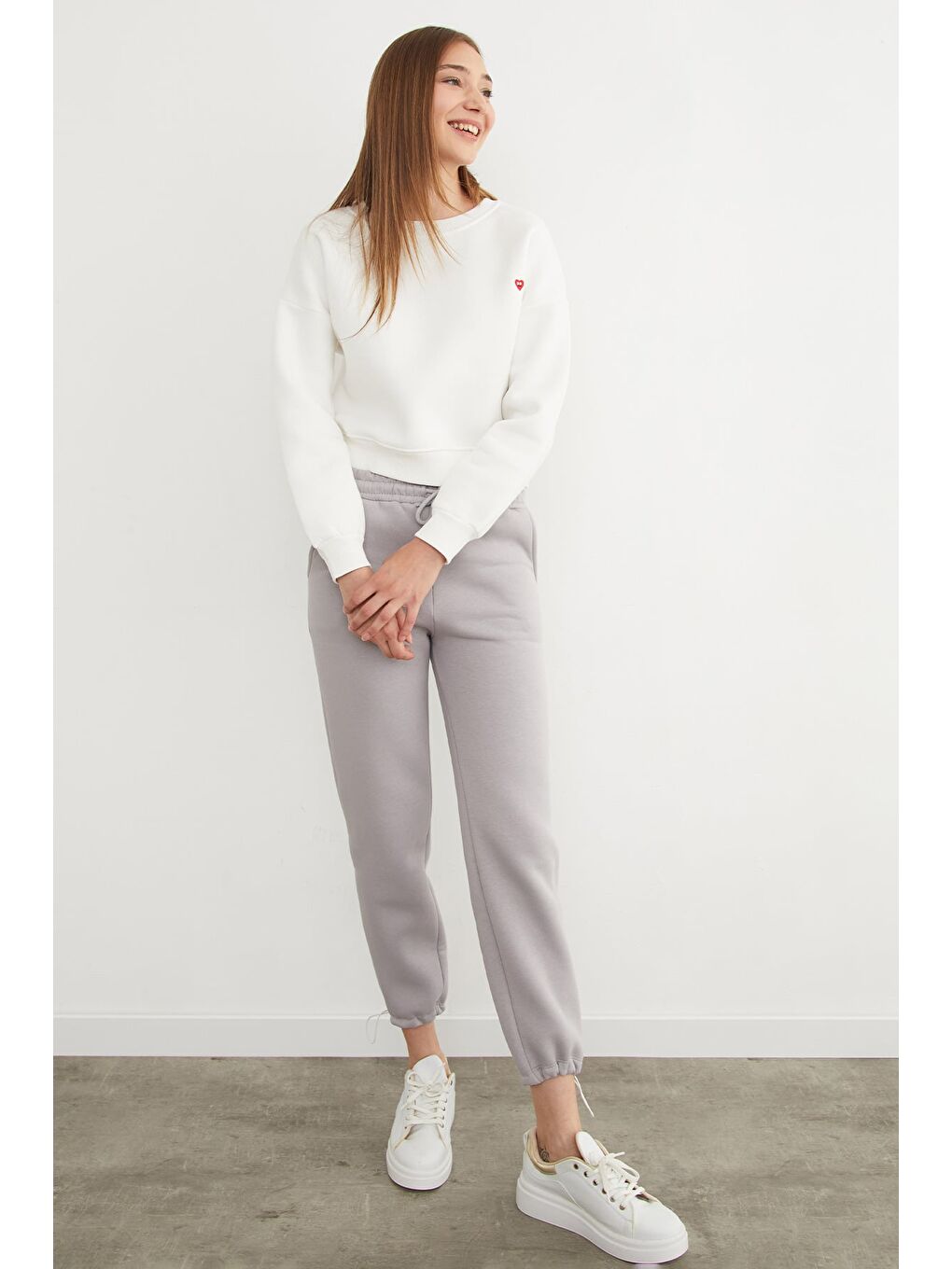 Ekru 3 İplik Kalp Nakışlı Bisiklet Yaka Sweatshirt-3