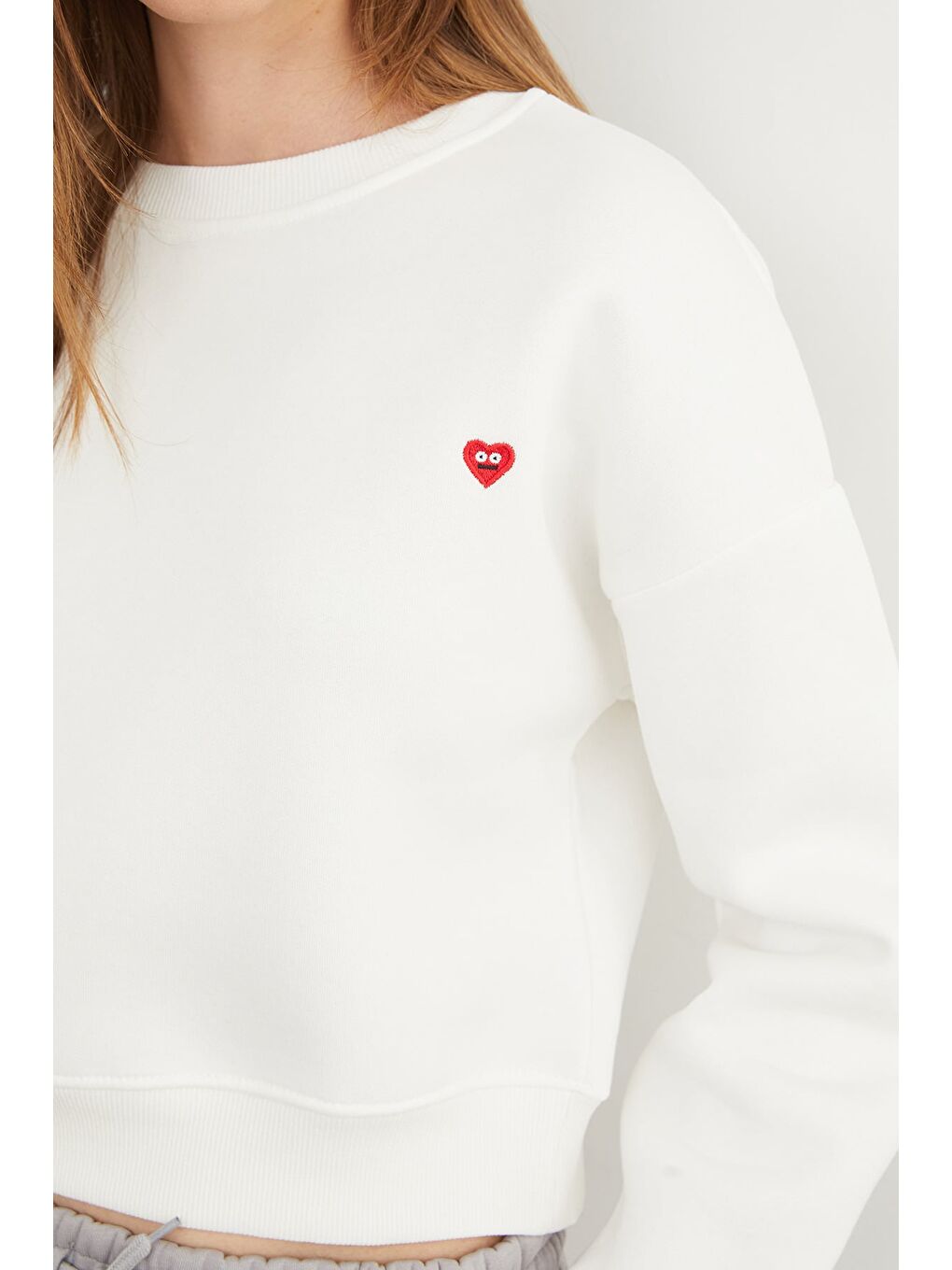 Ekru 3 İplik Kalp Nakışlı Bisiklet Yaka Sweatshirt-4