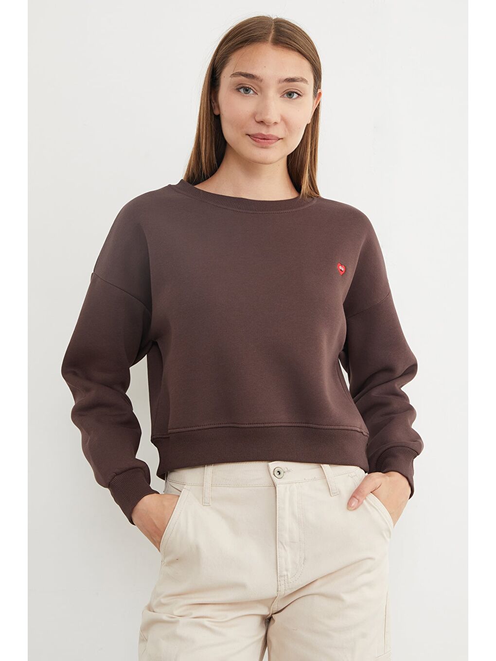 Kahverengi 3 İplik Kalp Nakışlı Bisiklet Yaka Sweatshirt