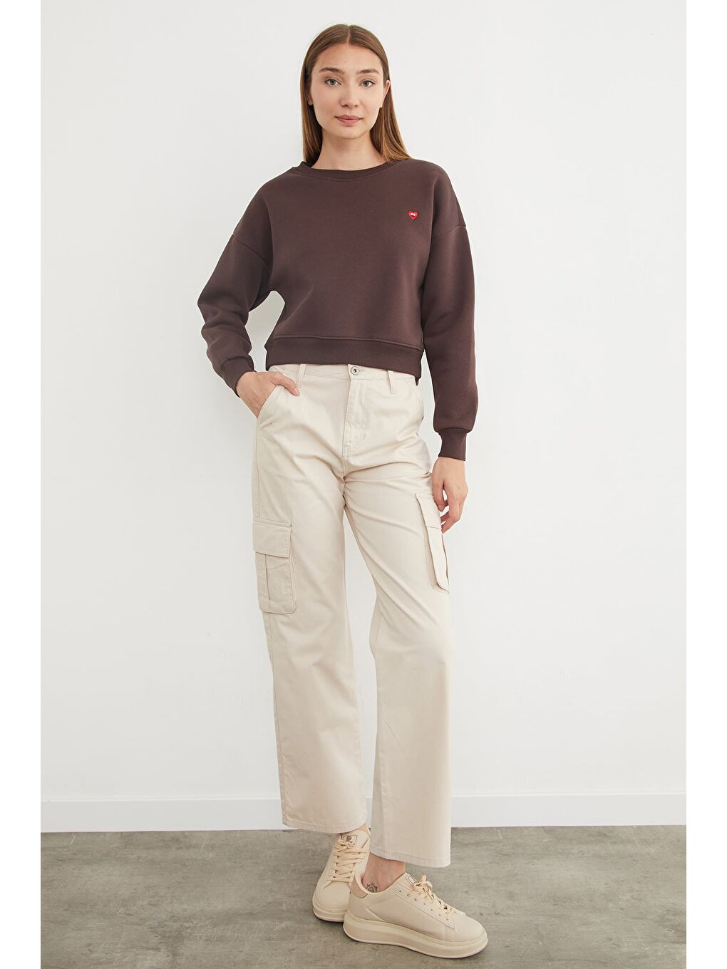 Kahverengi 3 İplik Kalp Nakışlı Bisiklet Yaka Sweatshirt-1