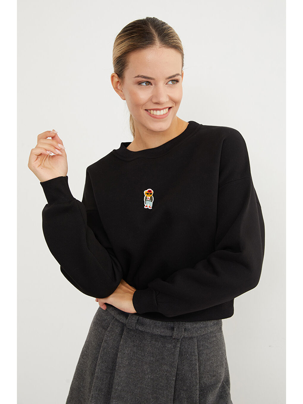 Siyah 3 İplik Ayıcık Nakışlı Bisiklet Yaka Sweatshirt-1