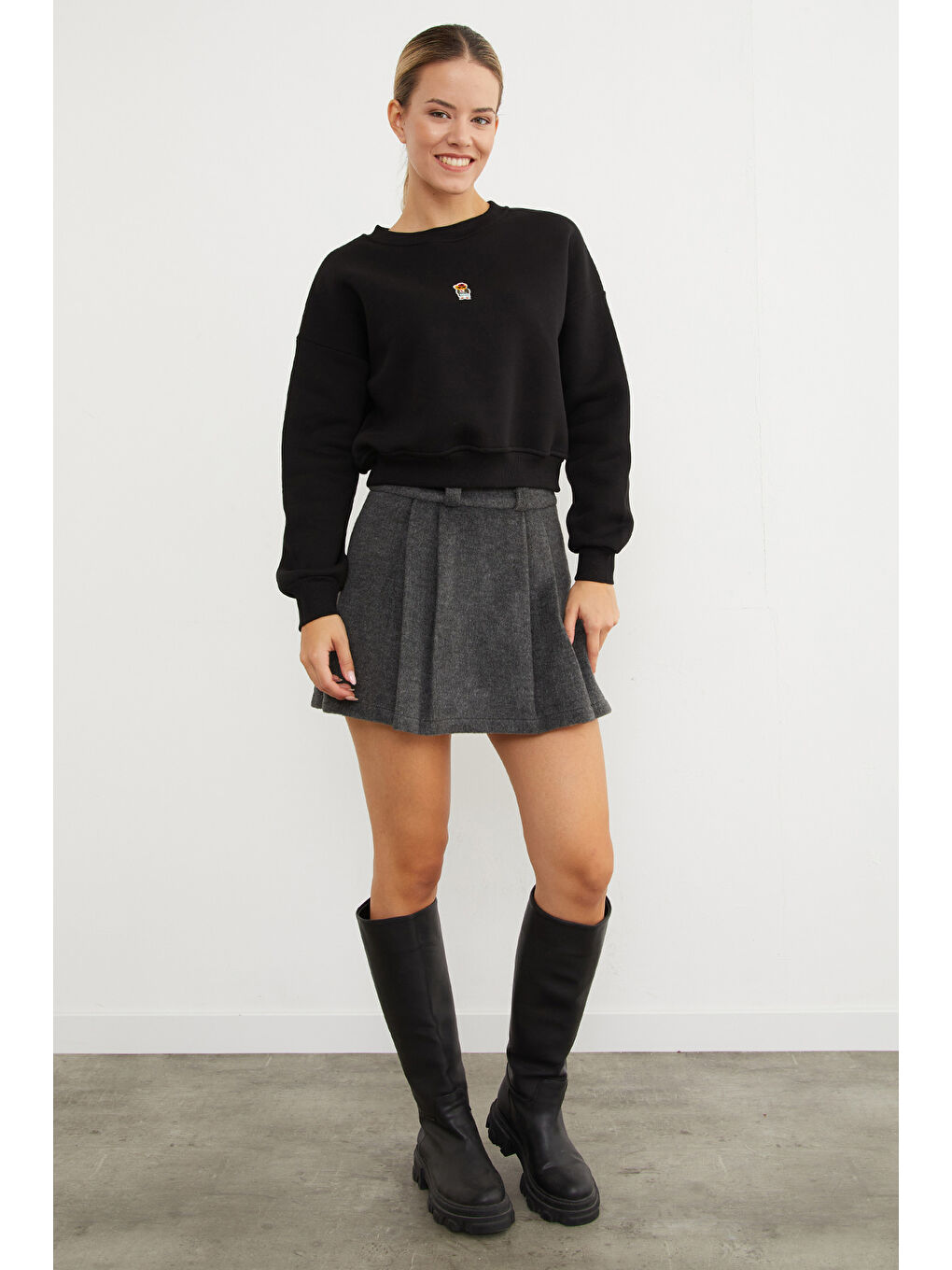 Siyah 3 İplik Ayıcık Nakışlı Bisiklet Yaka Sweatshirt-2