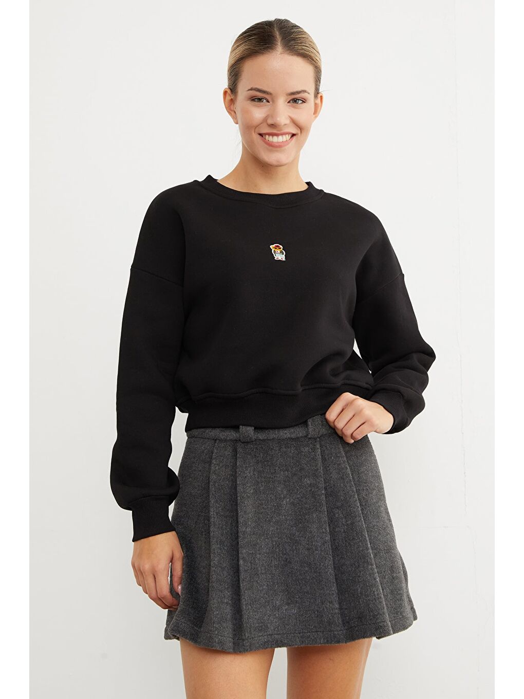 Siyah 3 İplik Ayıcık Nakışlı Bisiklet Yaka Sweatshirt-3