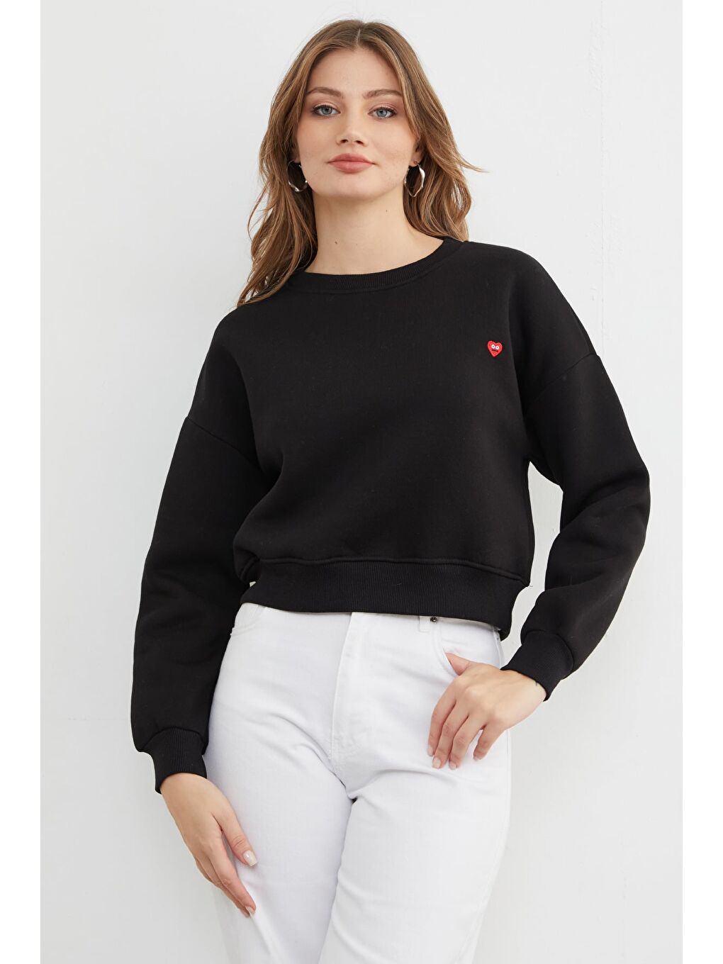 Siyah 3 İplik Kalp Nakışlı Bisiklet Yaka Sweatshirt-1