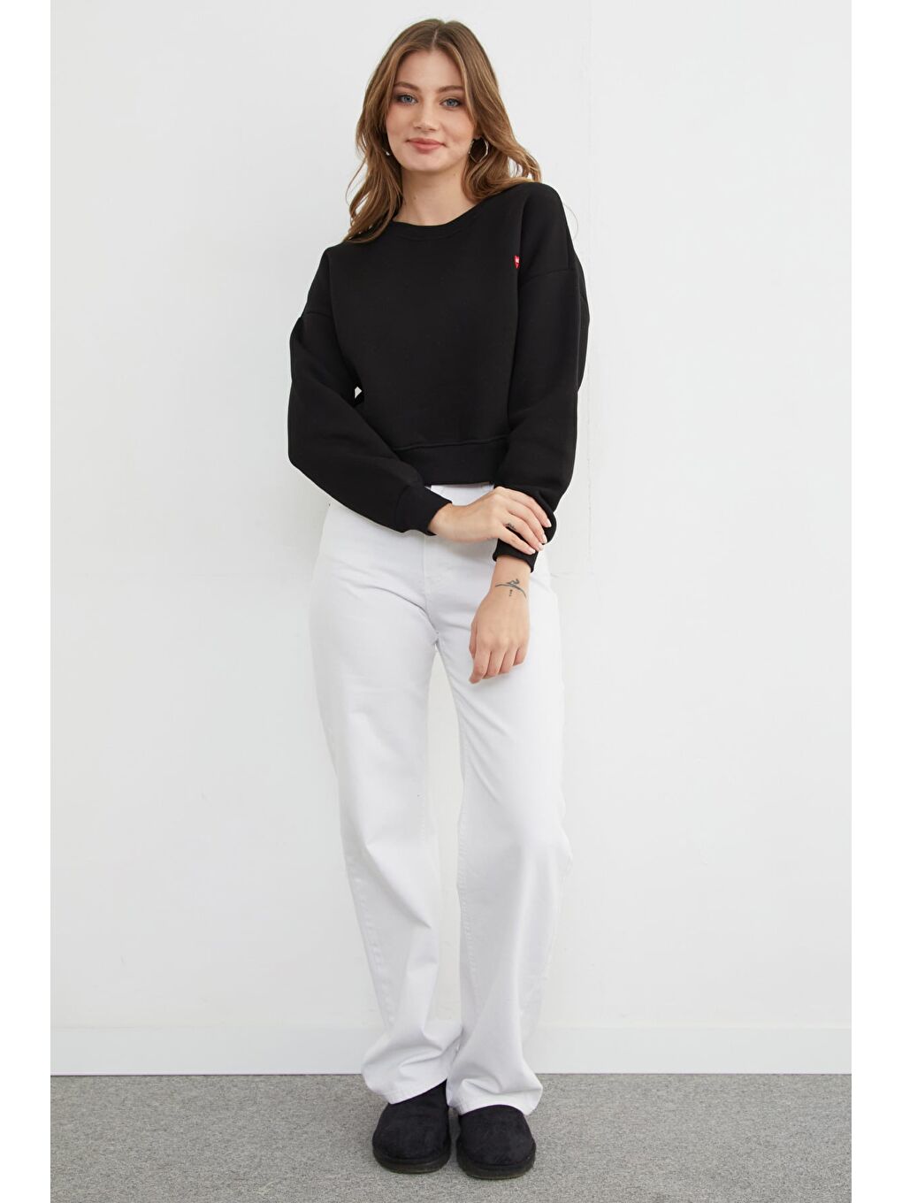 Siyah 3 İplik Kalp Nakışlı Bisiklet Yaka Sweatshirt-2