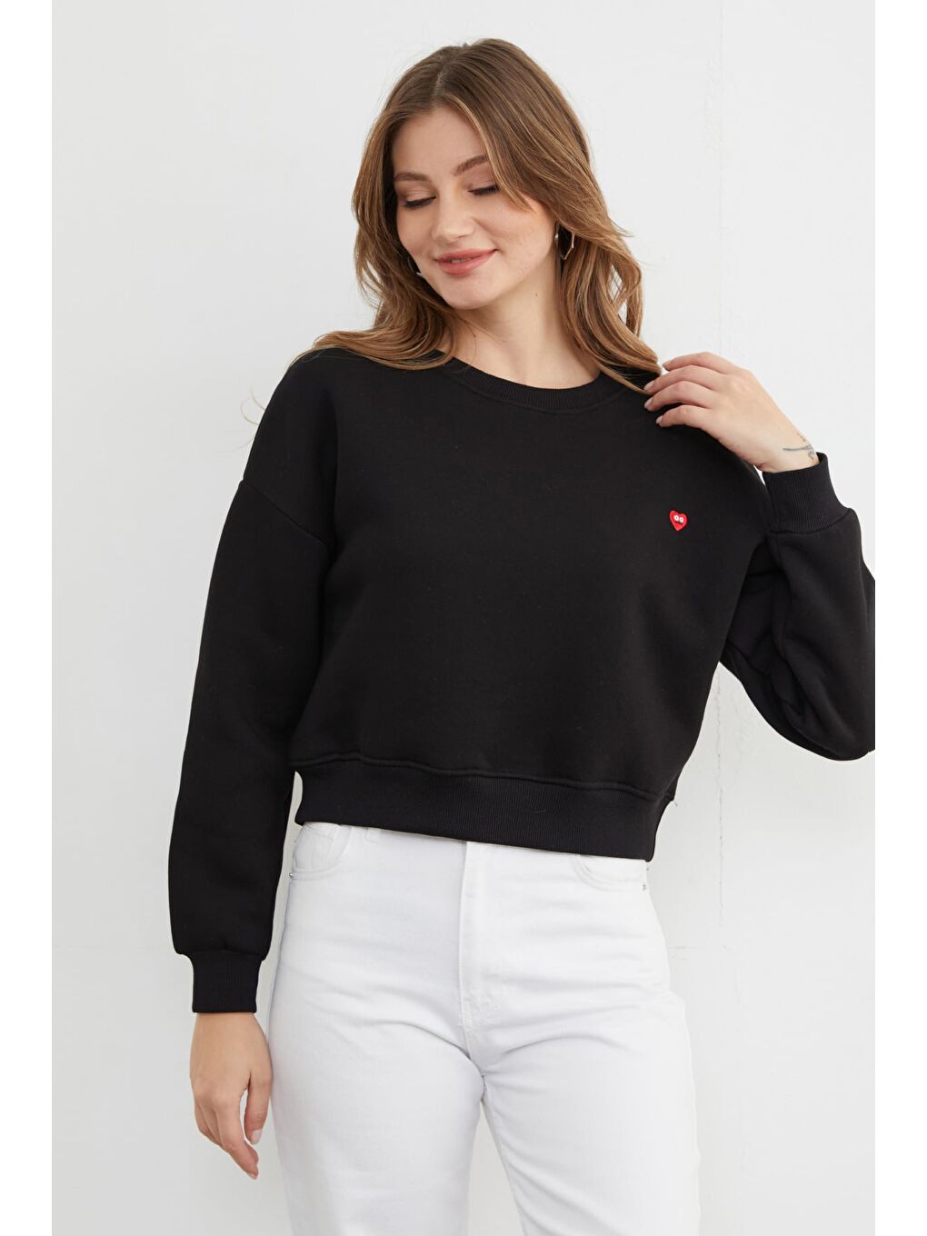 Siyah 3 İplik Kalp Nakışlı Bisiklet Yaka Sweatshirt-4