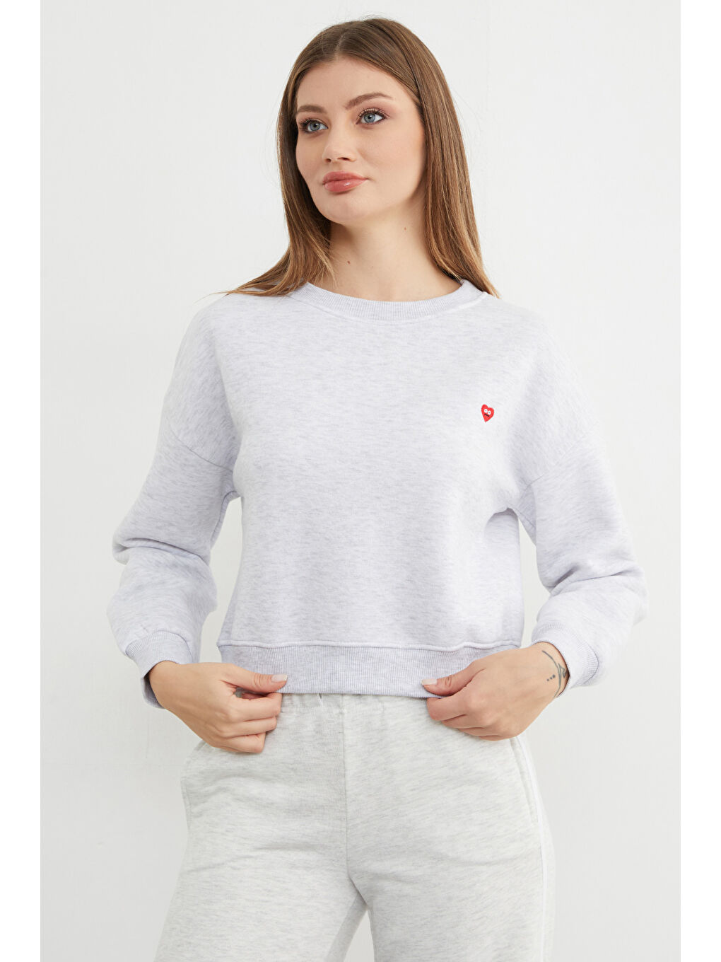 Gri 3 İplik Kalp Nakışlı Bisiklet Yaka Sweatshirt