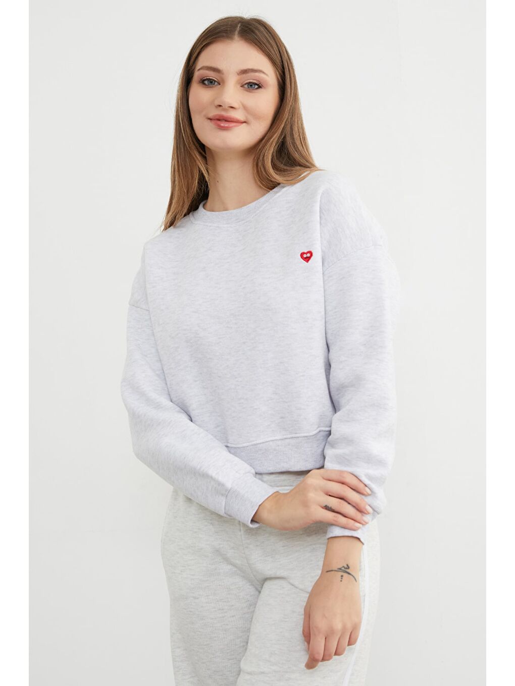 Gri 3 İplik Kalp Nakışlı Bisiklet Yaka Sweatshirt-2