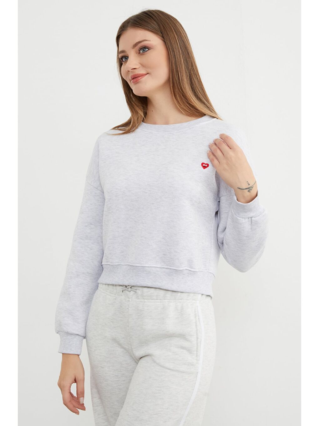 Gri 3 İplik Kalp Nakışlı Bisiklet Yaka Sweatshirt-3