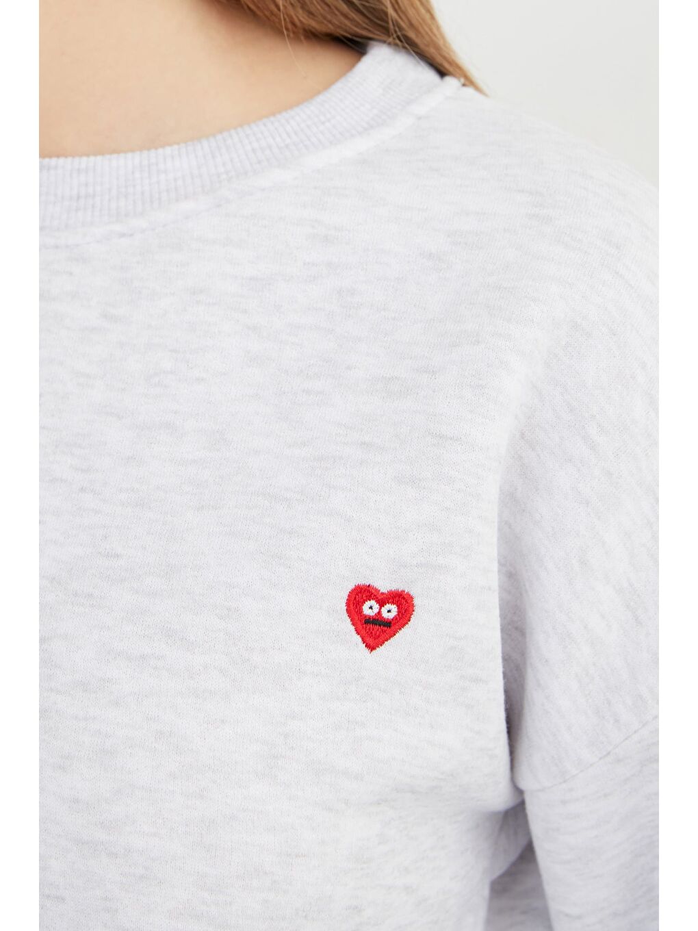 Gri 3 İplik Kalp Nakışlı Bisiklet Yaka Sweatshirt-4