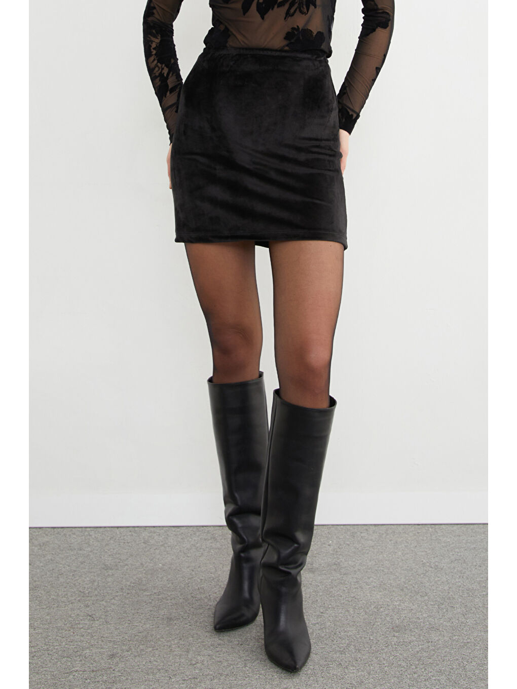 Siyah Beli Lastikli Kadife Mini Etek-1