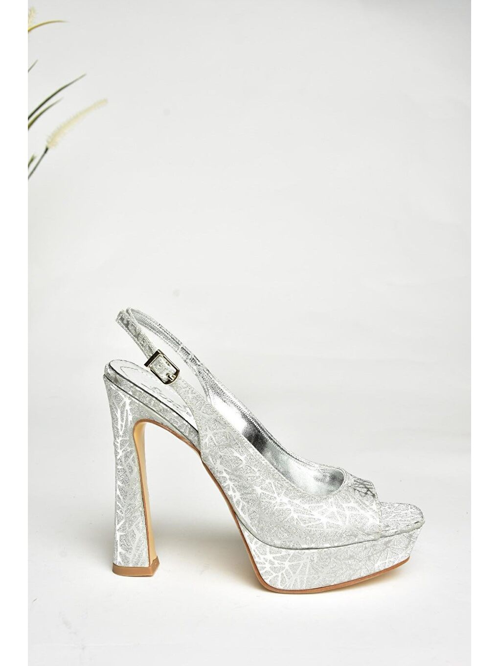 Gri U2464830 Gümüş Kadın Topuklu Ayakkabı