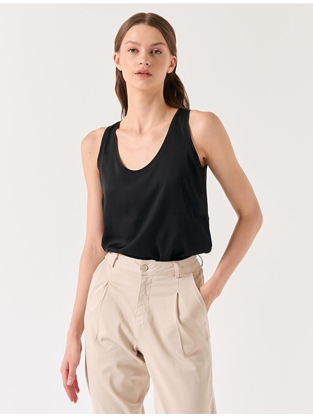 Siyah U Yaka Kolsuz Saten Atlet