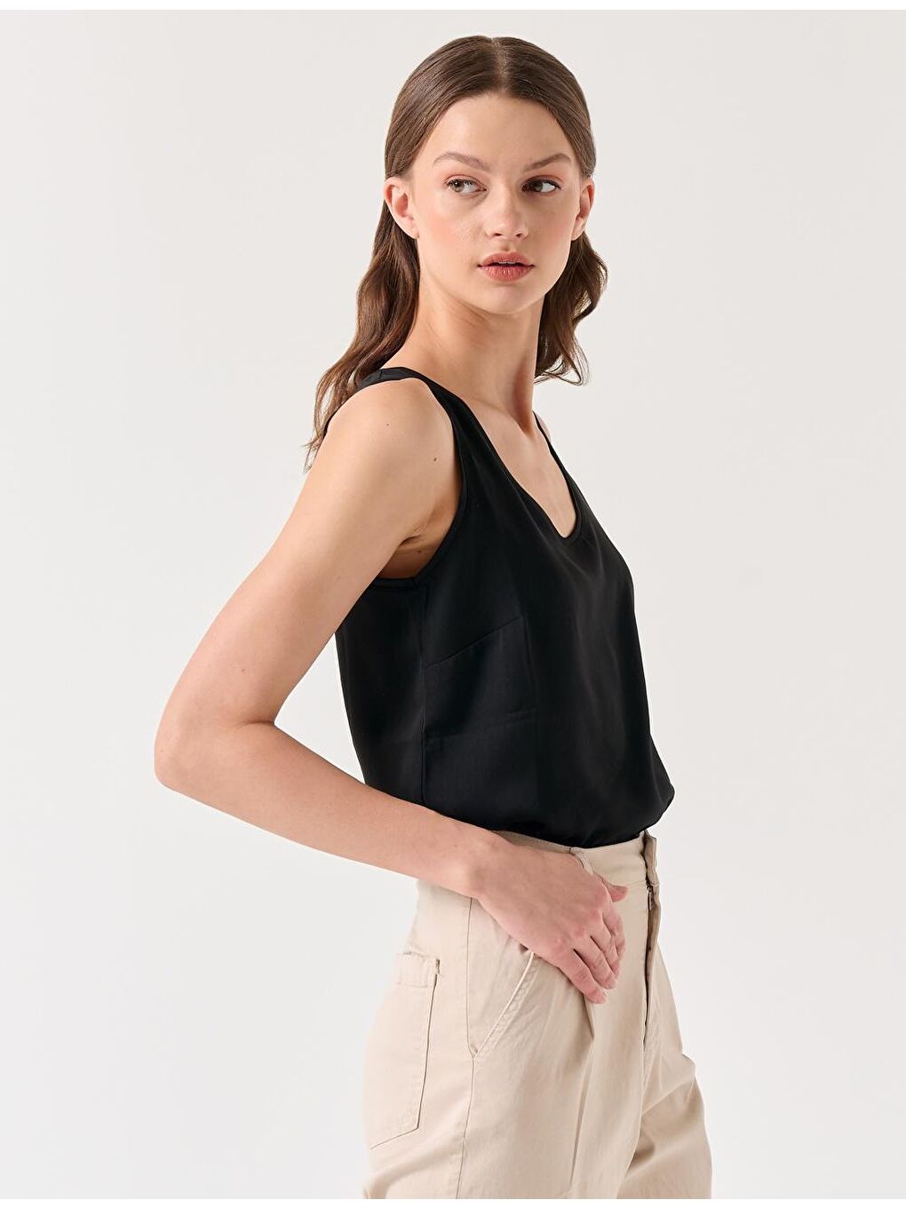 Siyah U Yaka Kolsuz Saten Atlet-1