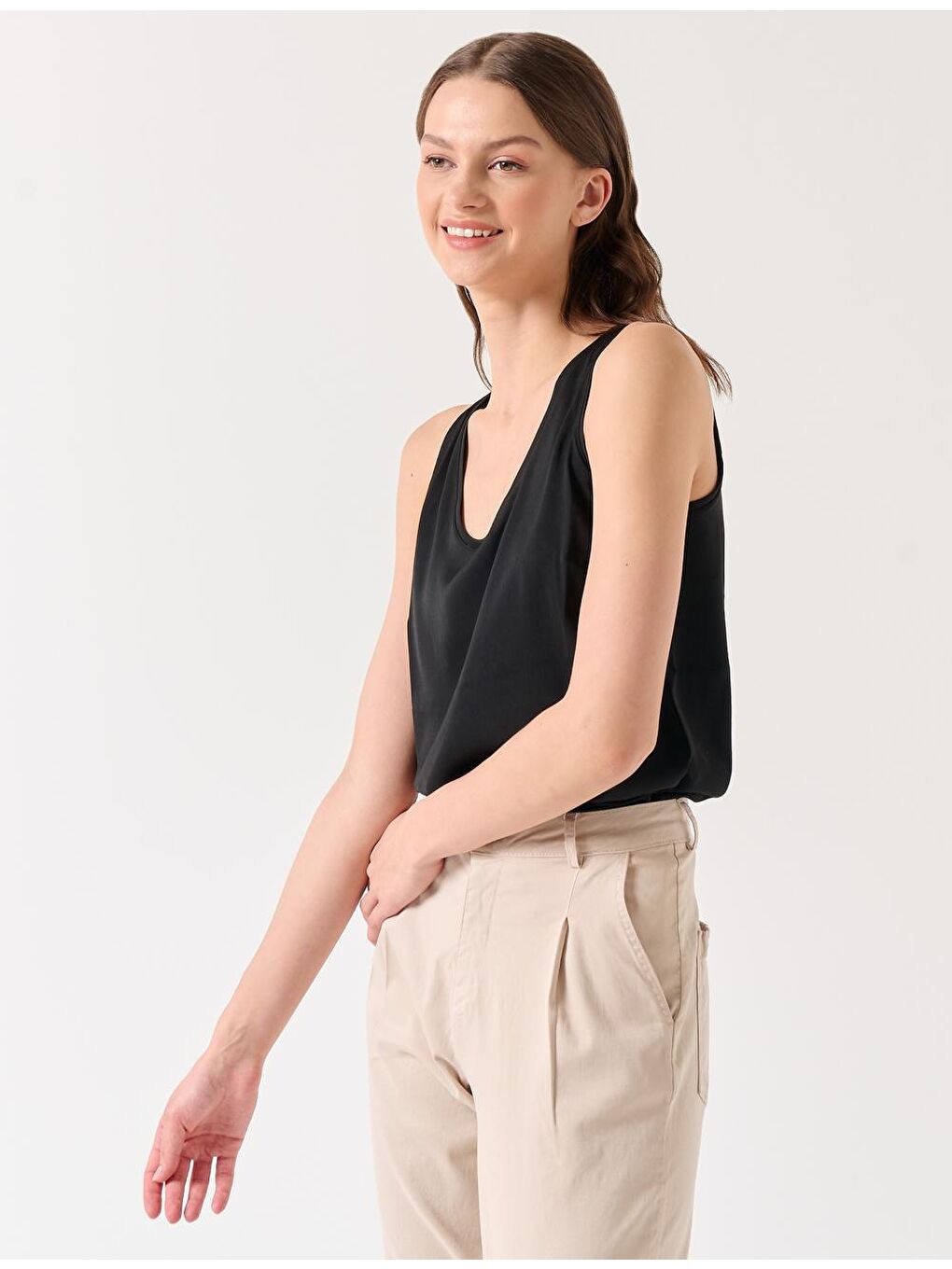 Siyah U Yaka Kolsuz Saten Atlet-2