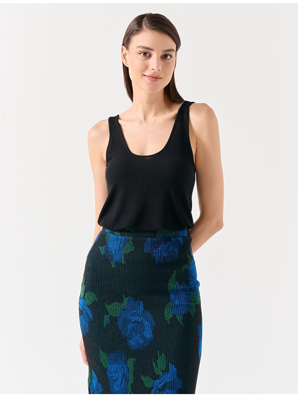 Siyah Düz Kesim U Yaka Kolsuz Örme Atlet