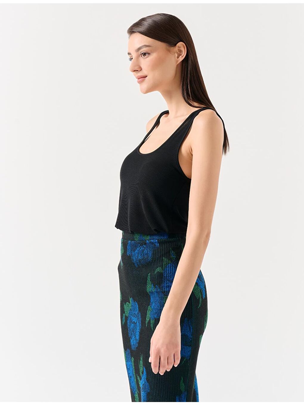 Siyah Düz Kesim U Yaka Kolsuz Örme Atlet-1