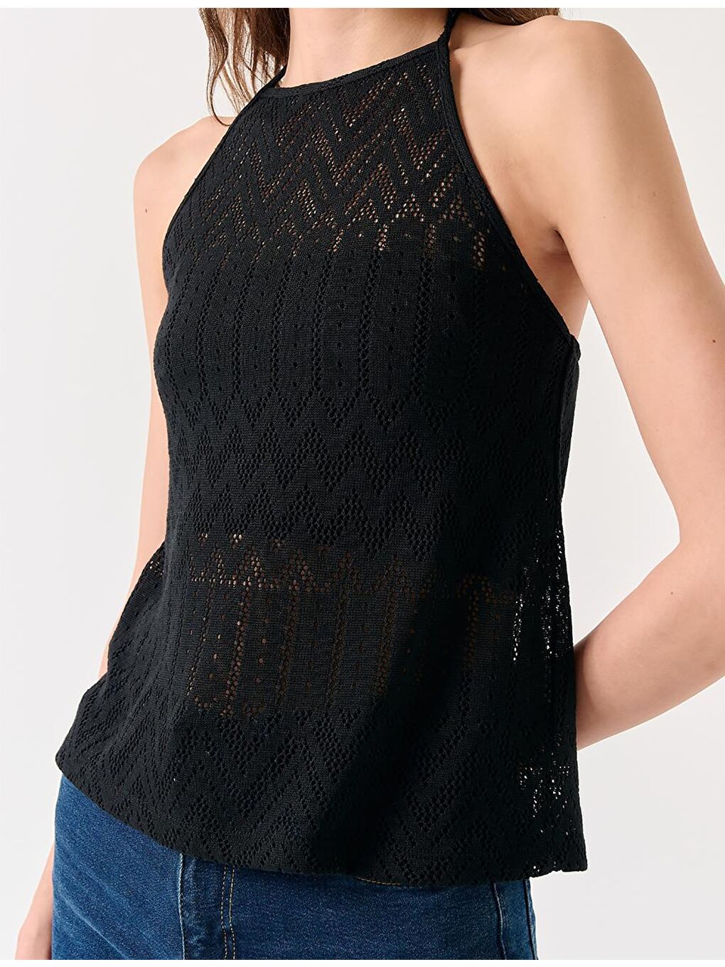 Siyah Boyundan Bağlı Delikli Örme Atlet-3