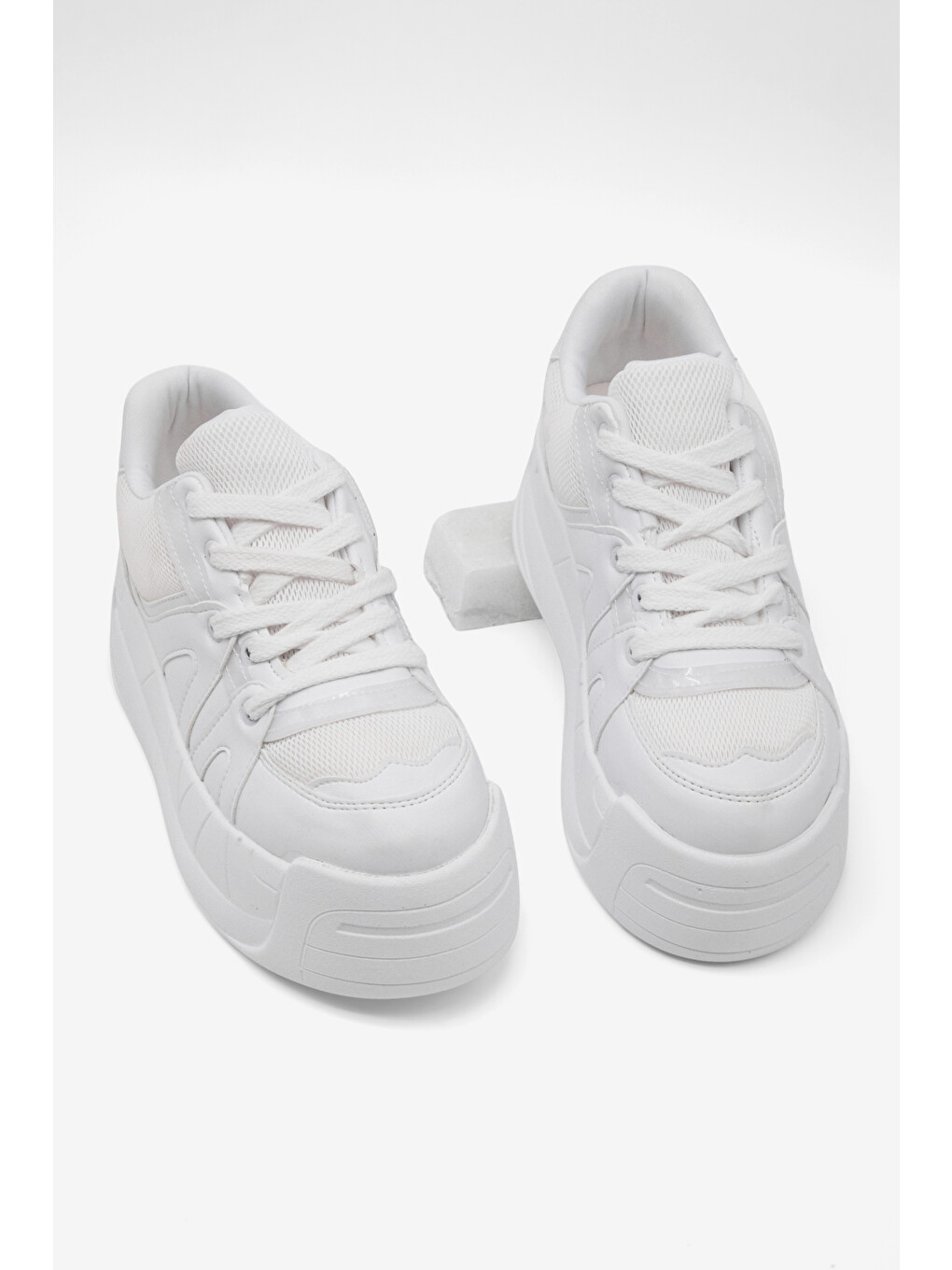 Kadın Beyaz Yüksek Taban Rahat Bağcıklı Sneaker-1
