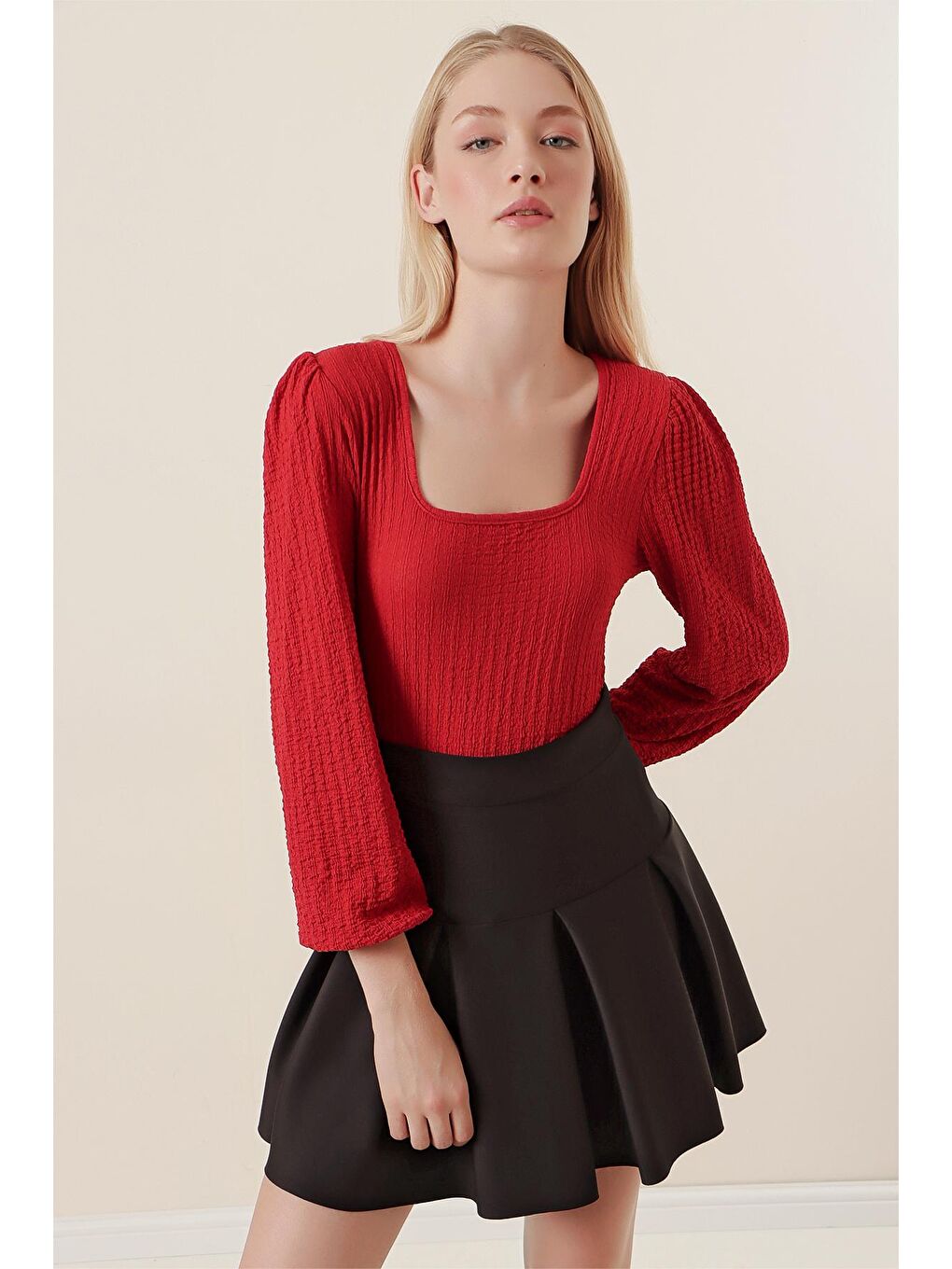 Kırmızı Kare Yaka Gofre Kumaş Bluz