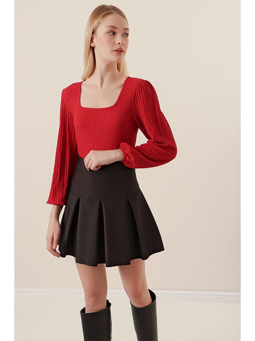 Kırmızı Kare Yaka Gofre Kumaş Bluz-1