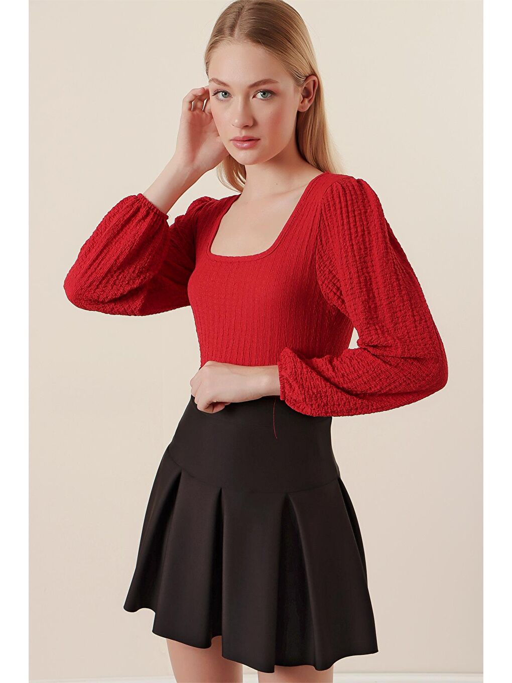 Kırmızı Kare Yaka Gofre Kumaş Bluz-2