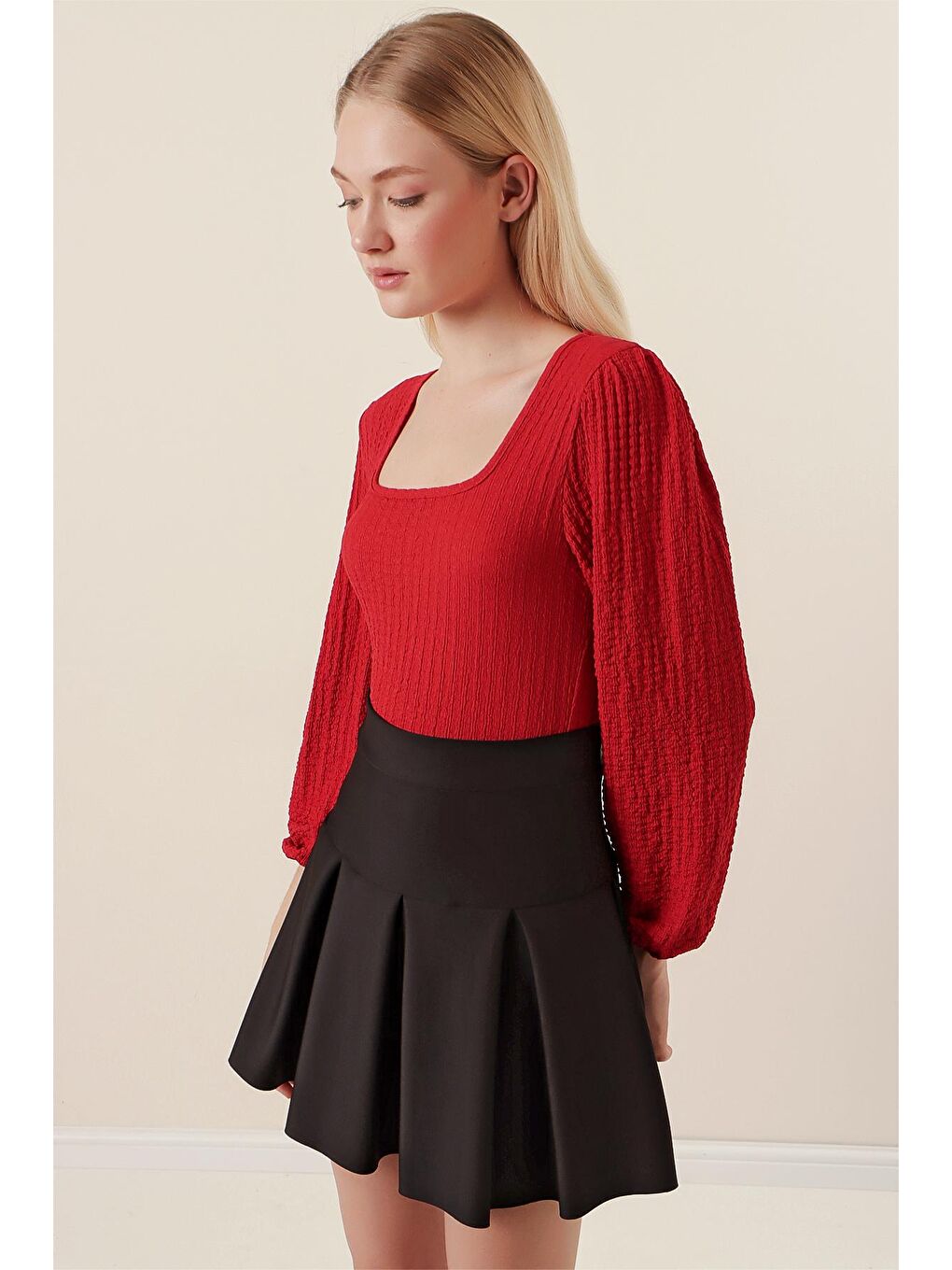 Kırmızı Kare Yaka Gofre Kumaş Bluz-3