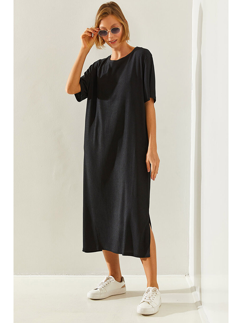 Siyah Kadın Mini Boy Kısa Kollu Yırtmaç Detaylı Basic Krinkıl  Elbise