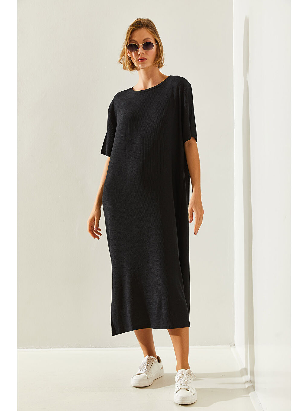 Siyah Kadın Mini Boy Kısa Kollu Yırtmaç Detaylı Basic Krinkıl  Elbise-1