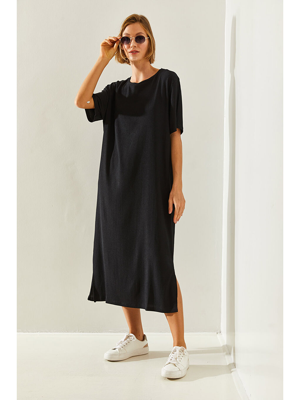 Siyah Kadın Mini Boy Kısa Kollu Yırtmaç Detaylı Basic Krinkıl  Elbise-5