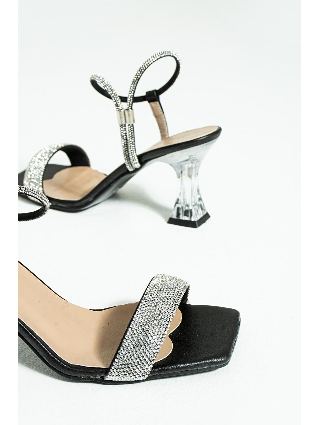 Siyah Taşlı Kadeh Topuk Abiye Kadın Ayakkabı 008-3454-23-2